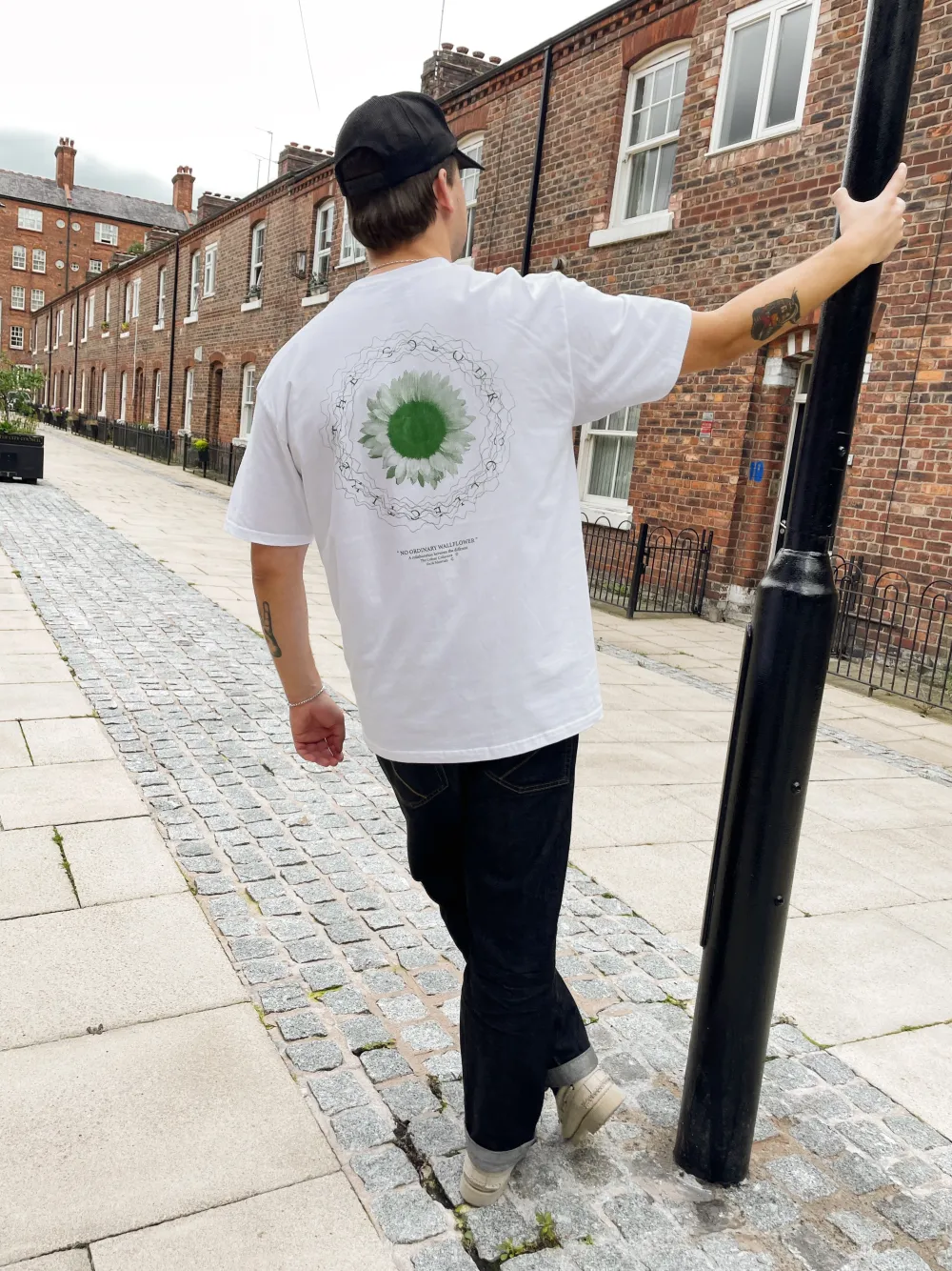 The Colour Collective Colour Collective 'Original Wallflower' Tee - White