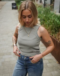 UN:IK Essentials Essentials WMNS Embroidered Crop Rib Tank - Eucalyptus