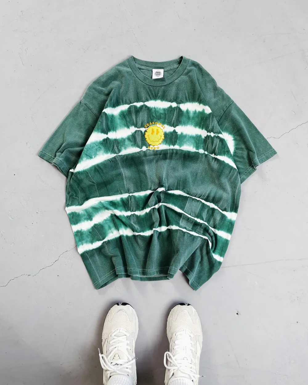 Seasonal Hero 'Trippy Smiler' Tie Dye Washed Tee - Green & White